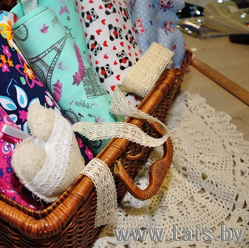 Кулирная гладь набивная "Сердечки фон фуксия"