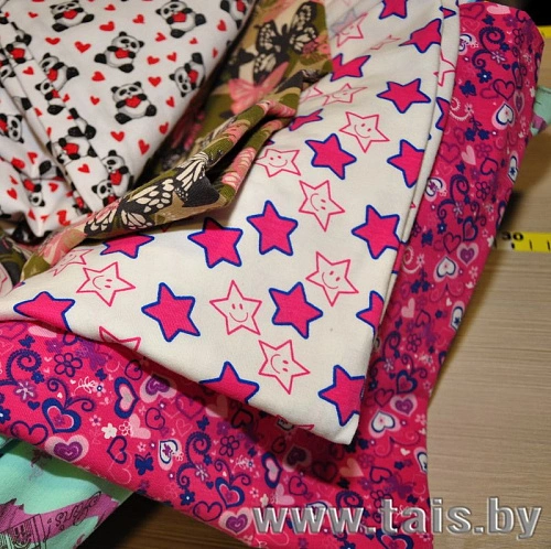 Кулирная гладь набивная "Сердечки фон фуксия"