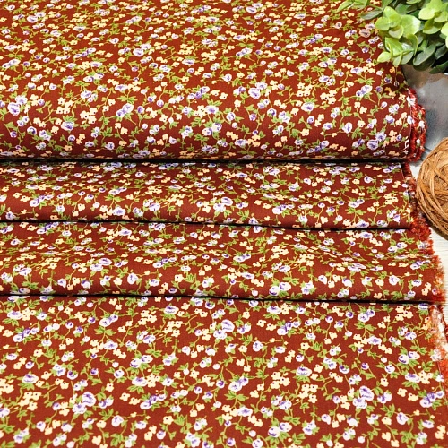 Штапель принт фиреневые  цветочки на коричневом фоне