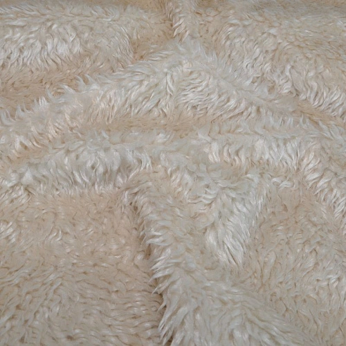 С отделкой под овчинку (молочный)