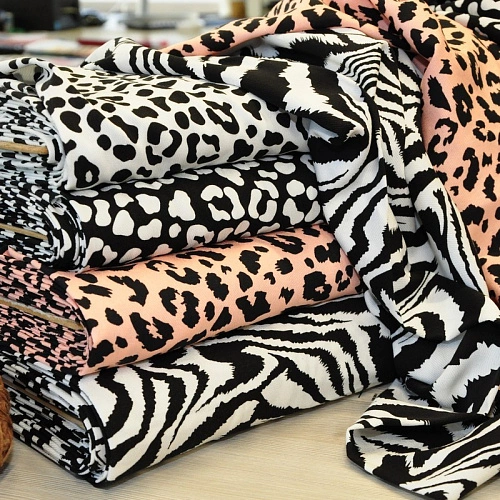 Штапель "Твил" Пятна на черном фоне