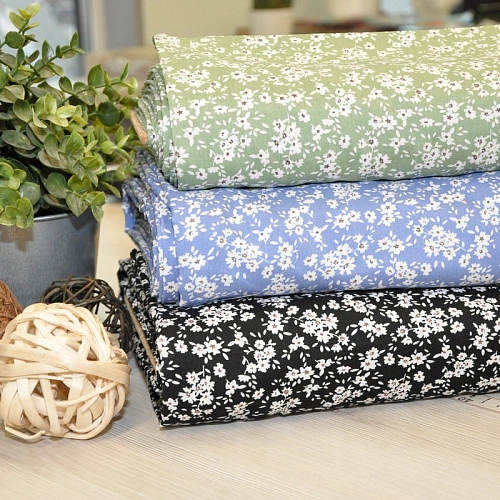 Штапель принт полянка  на фоне фисташка