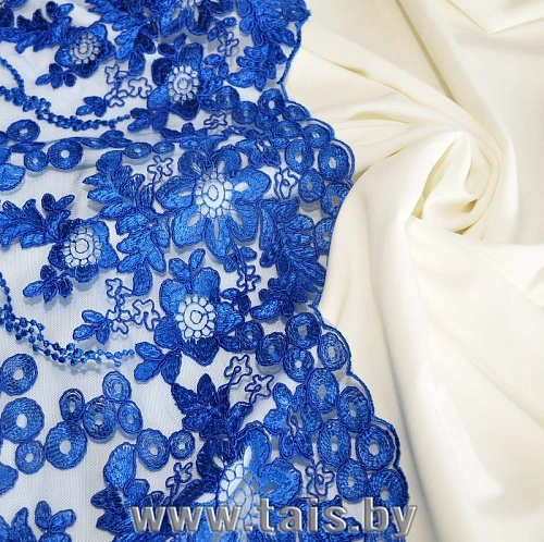 Вышивка на сетке (василек)