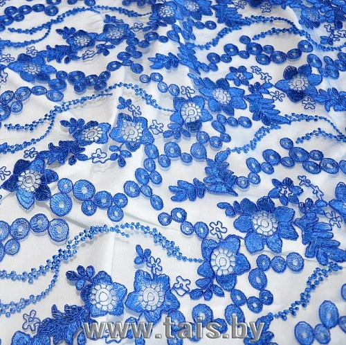 Вышивка на сетке (василек)