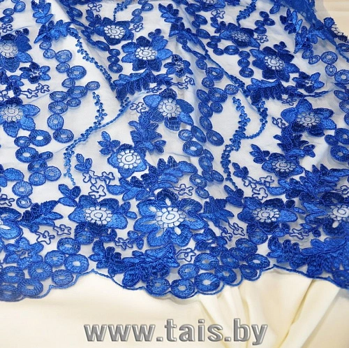 Вышивка на сетке (василек)