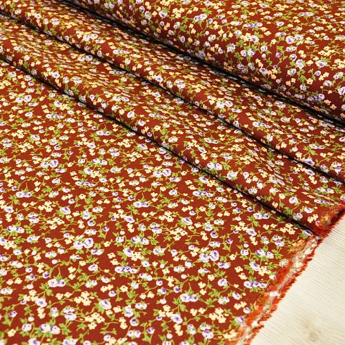 Штапель принт фиреневые  цветочки на коричневом фоне