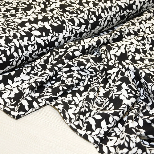 Штапель принт фиреневые веточки на черном фоне