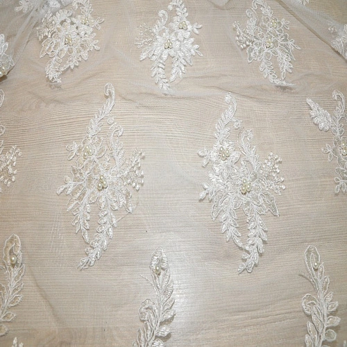 Вышивка на сетке с биссером (белый)