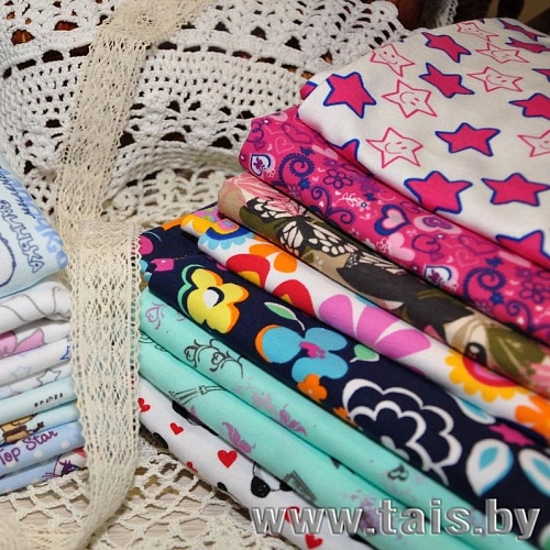 Кулирная гладь набивная "Сердечки фон фуксия"