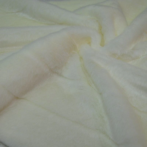 Гладкокрашенный "под норку с фасонной стрижкой" (молочный)