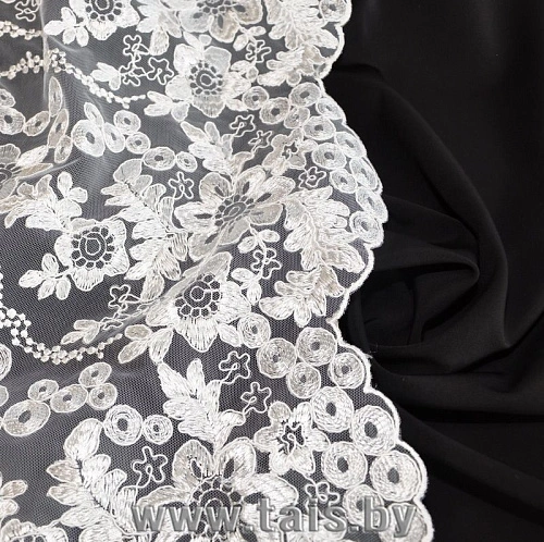 Вышивка на сетке (молочный)