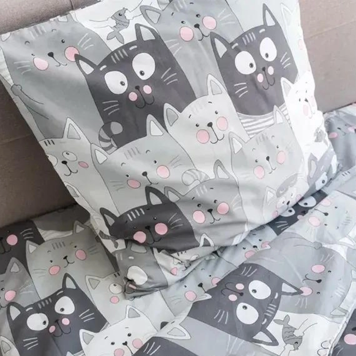 Бязь для постельного белья (коты +серый фон) скидки на ткани в Минске оптом и в розницу | Трикотаж tais.by