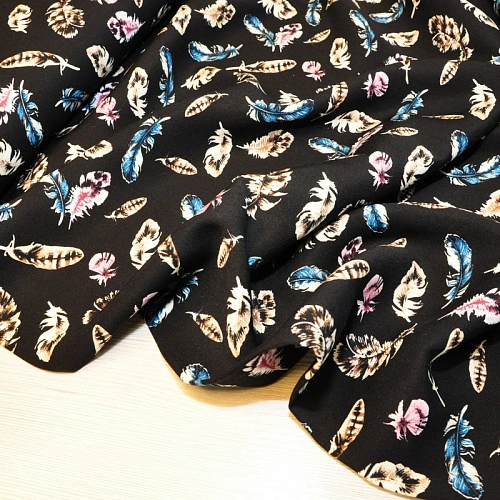 Штапель "Твил" "Перья на черном фоне"