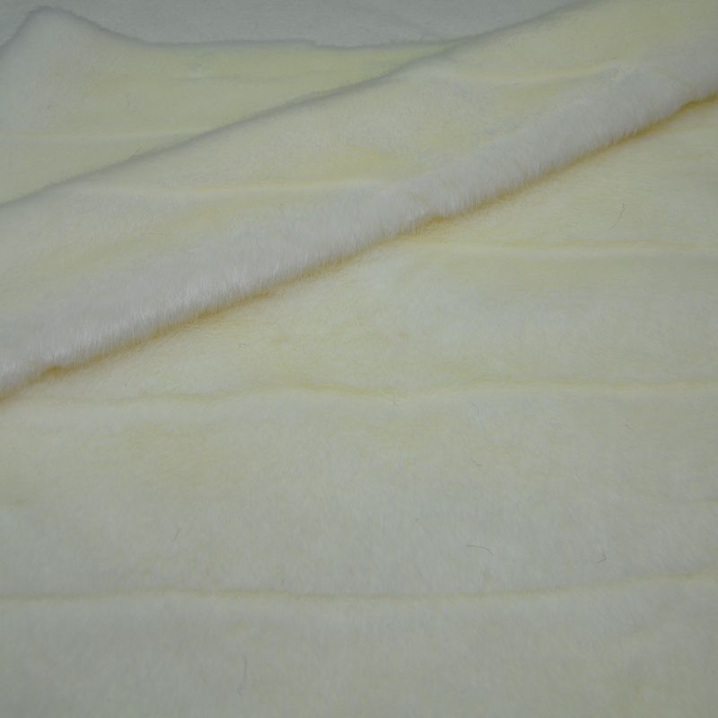 Гладкокрашенный "под норку с фасонной стрижкой" (молочный)