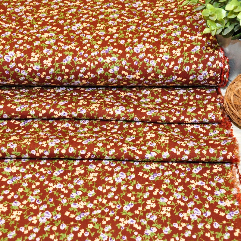 Штапель принт фиреневые  цветочки на коричневом фоне