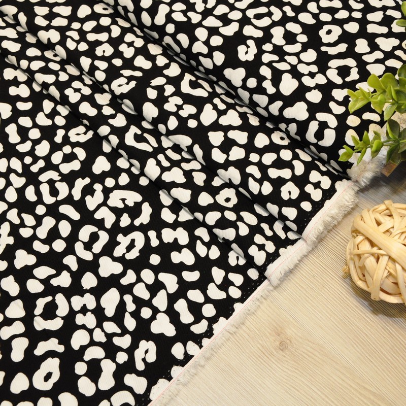 Штапель "Твил" Пятна на черном фоне