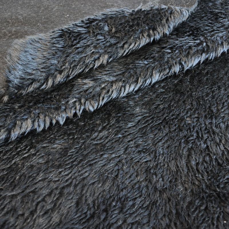 С отделкой под овчинку (черный)