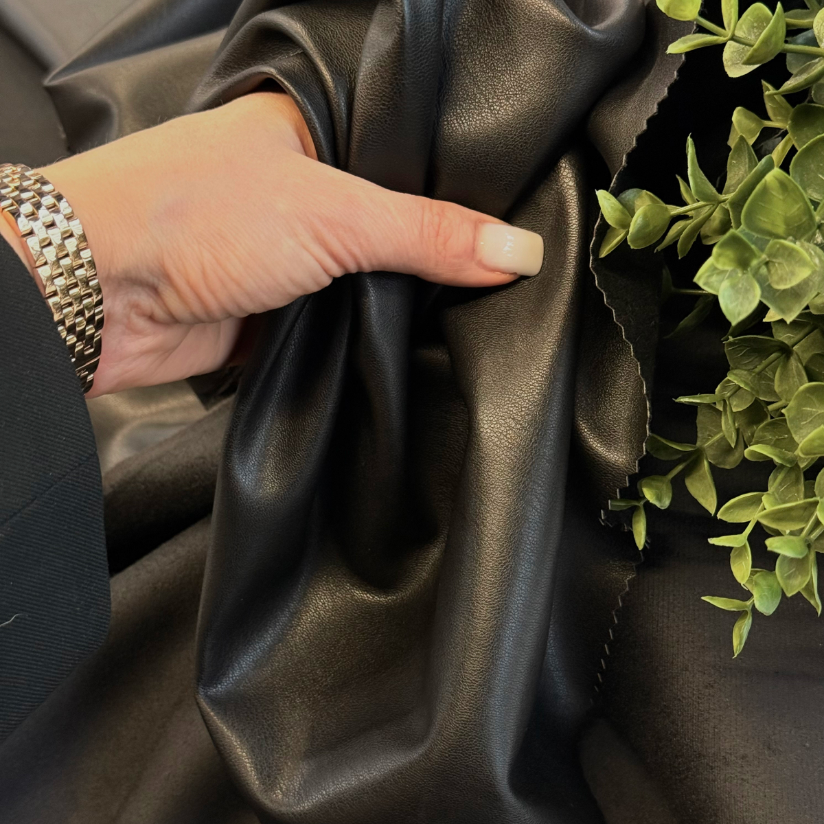 Экокожа на замшевой основе (черный) скидки на ткани в Минске оптом и в розницу | Трикотаж tais.by